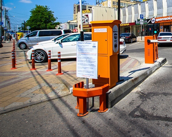 Парковка на пересечении улиц Красная и Северная в Краснодаре