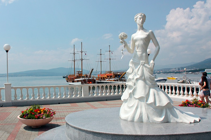 Белая невеста на набережной Геленджика