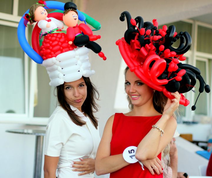 В Краснодаре проходят скачки и фестиваль шляп