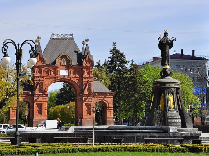 Триумфальная арка и памятник Великомученице Екатерине в Краснодаре